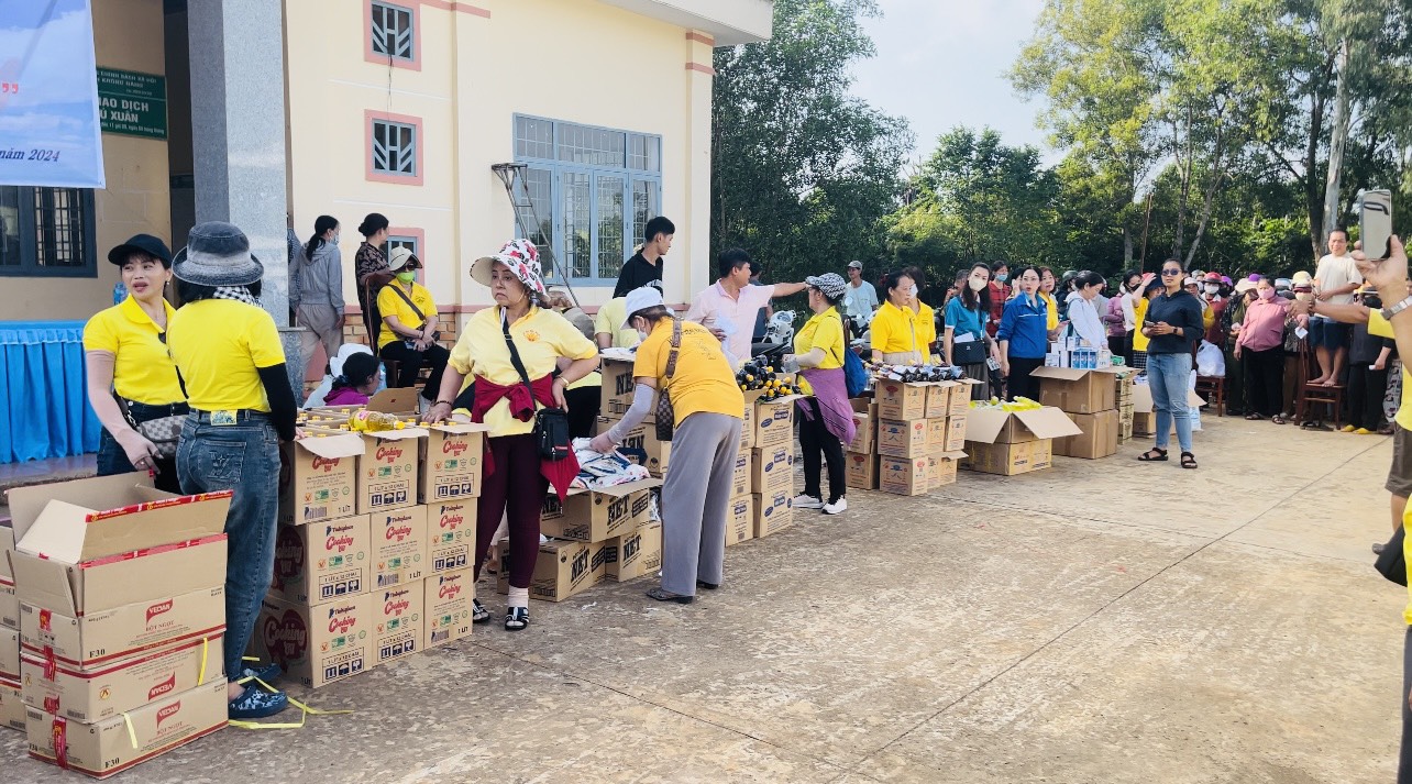 Trao tặng quà cho hội viên Hội Phụ nữ, Đoàn viên thanh niên và các hộ gia đình có hoàn cảnh khó khăn trên địa bàn xã